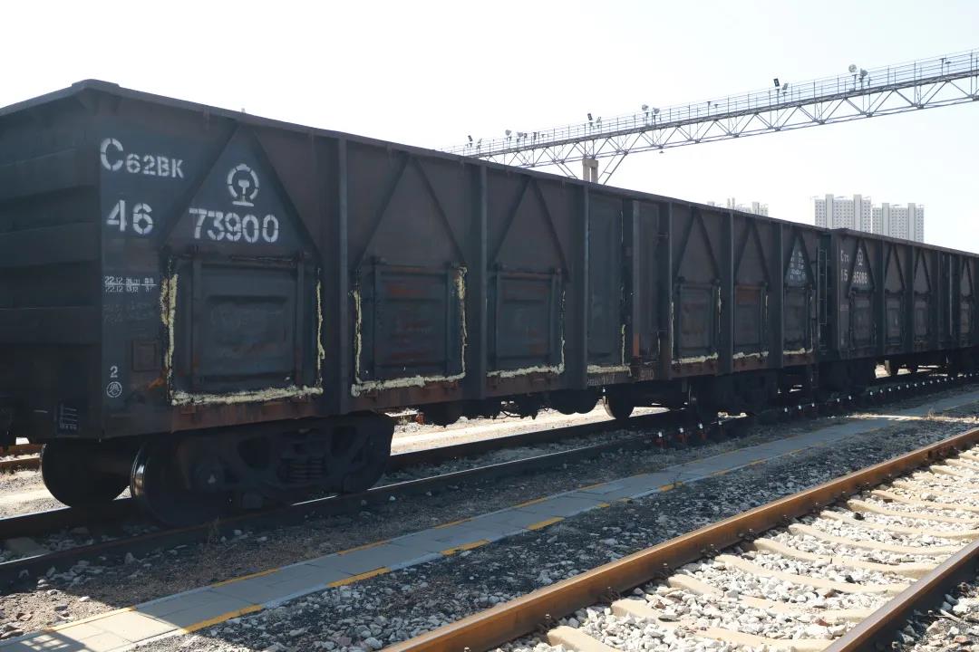 
BOB中国重载铁路再添新成员瓦日线成功开行万吨重载列车(图)